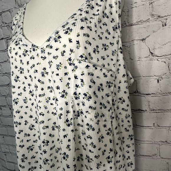 P.S. Kate white and blue floral feminine tank with pocket. Size 2X - Picture 5 of 10